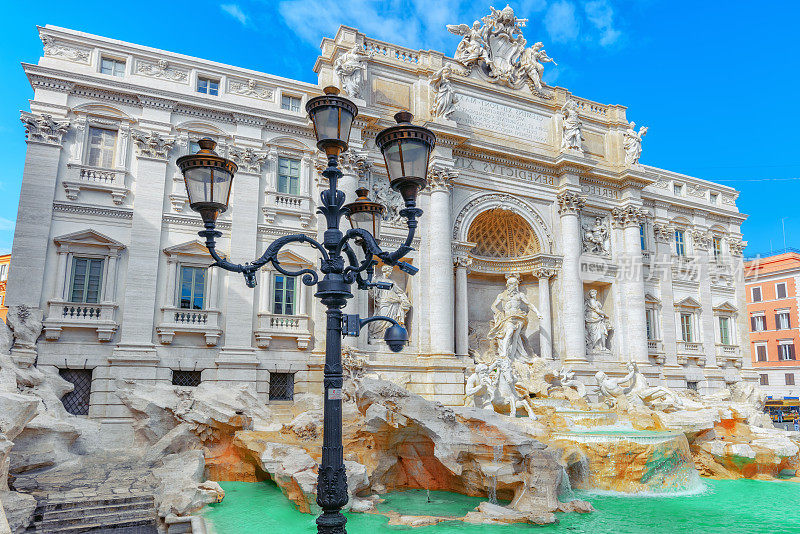 著名的和罗马最美丽的喷泉之一——特莱维喷泉(Fontana di Trevi)。